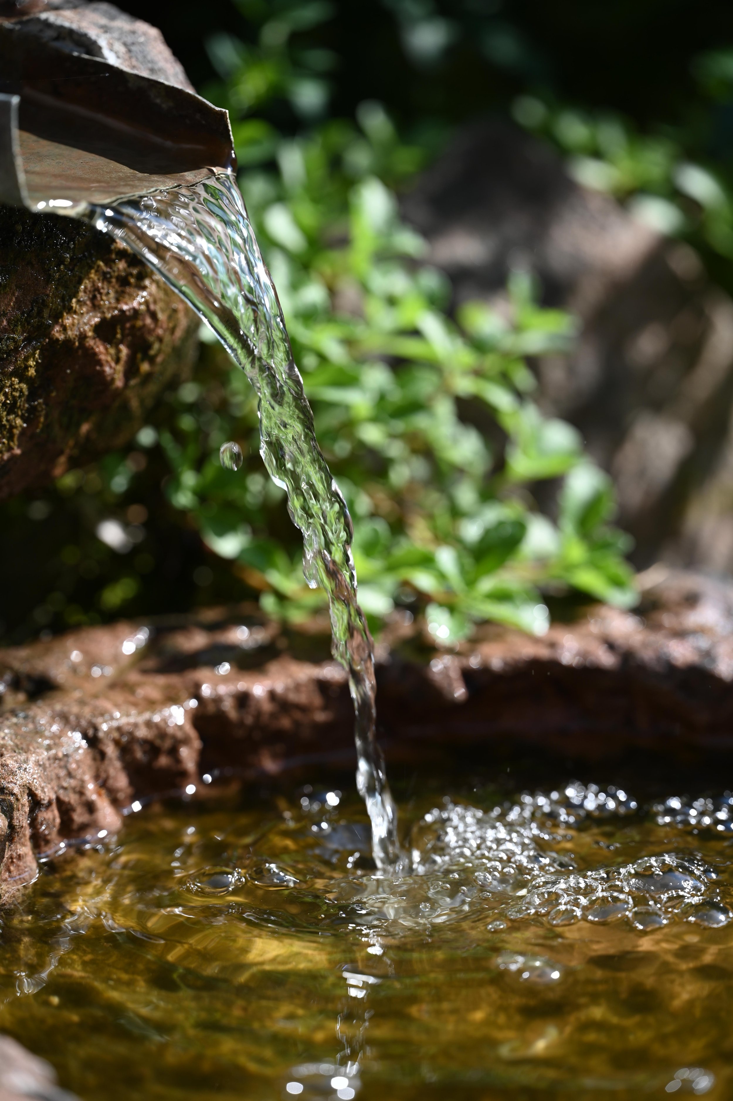 Fliessendes Wasser in einem Brunnen