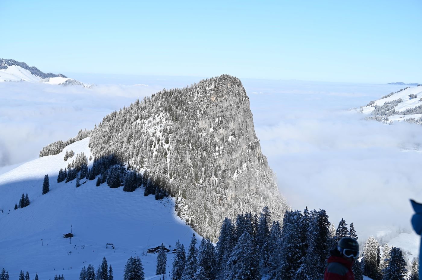 Beschneite und von Wolken umgebene Bergspitze